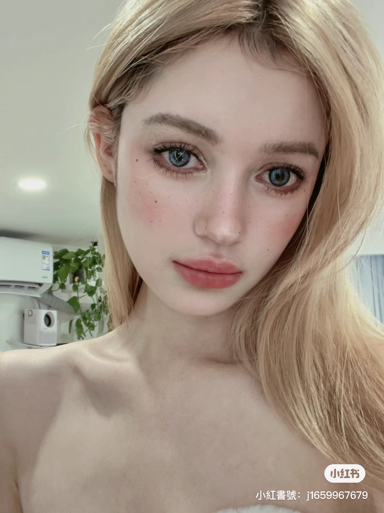 史詩級化妝術！神人「把自己畫成外國正妹」根本真人芭比　一卸妝「露出最真實素顏」直接變張臉