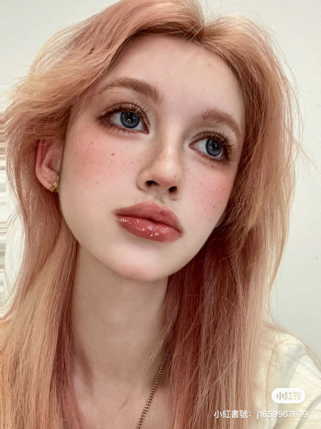 史詩級化妝術！神人「把自己畫成外國正妹」根本真人芭比　一卸妝「露出最真實素顏」直接變張臉