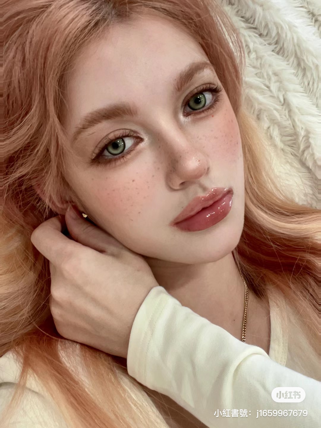 史詩級化妝術！神人「把自己畫成外國正妹」根本真人芭比　一卸妝「露出最真實素顏」直接變張臉