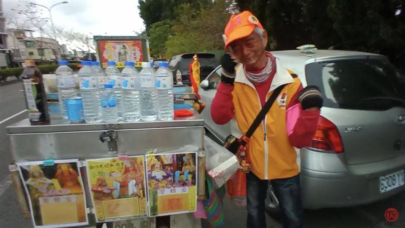 感人至深！6旬阿伯因媽祖顯靈康復 年年徒步隨香還願 暖心設補水站為信眾加油