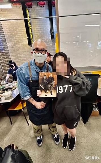 公認寵妻魔人！捕獲野生具俊曄「來者不拒大方合影」　「1舉動閃瞎粉絲」在外地仍心繫愛妻
