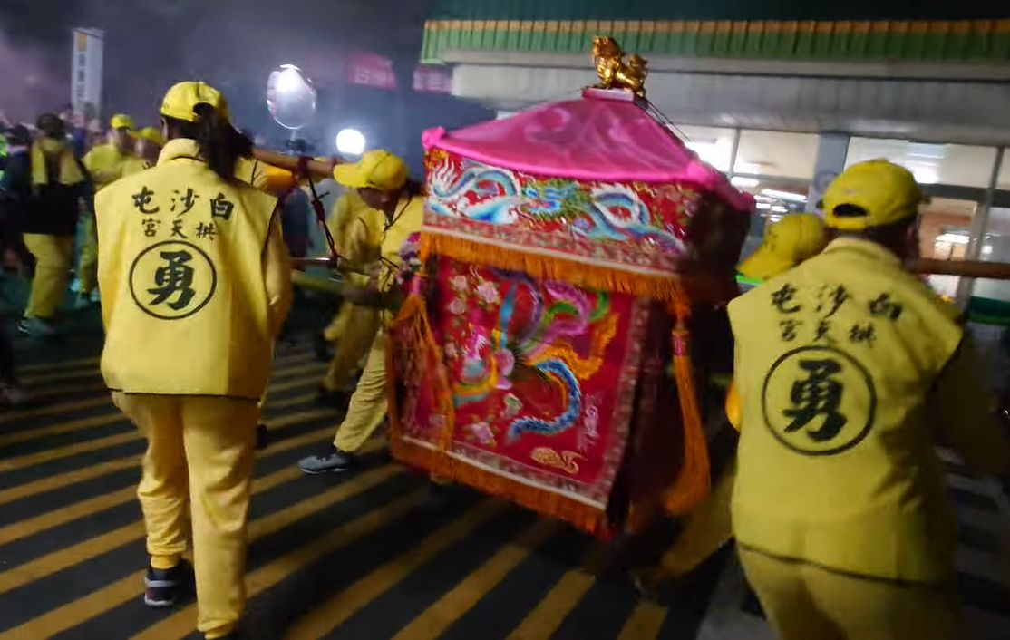 20年來首次駐駕大肚！白沙屯媽祖飄忽急停「破例急轉彎」　「位置不選正中」香燈腳感動跪謝：娘娘慈悲
