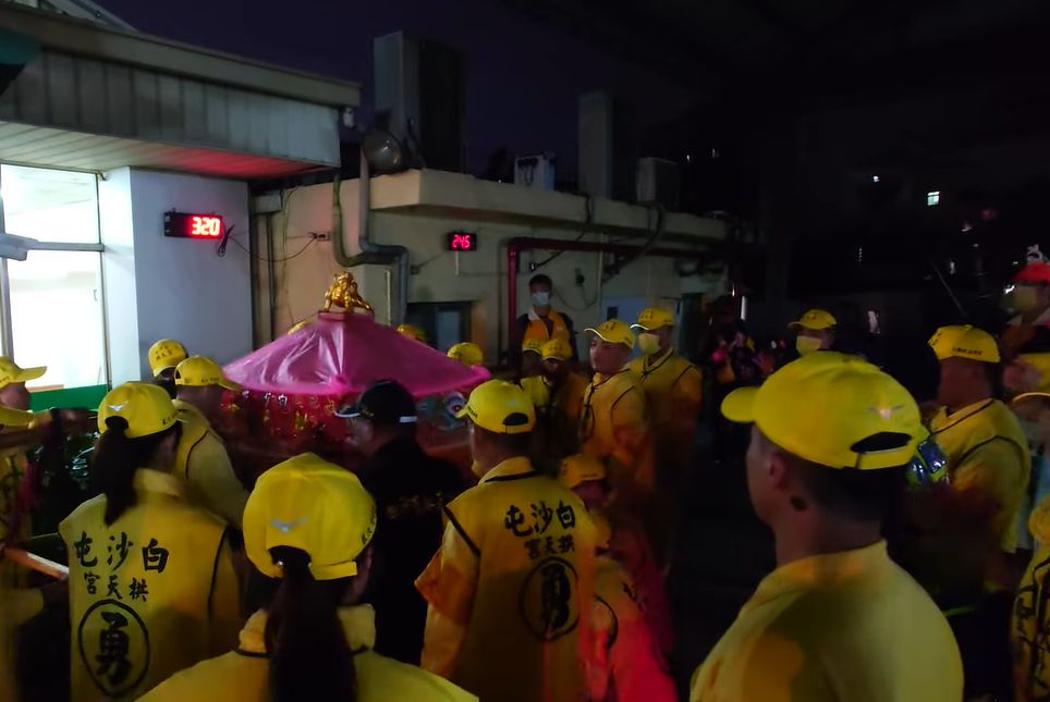 20年來首次駐駕大肚！白沙屯媽祖飄忽急停「破例急轉彎」　「位置不選正中」香燈腳感動跪謝：娘娘慈悲