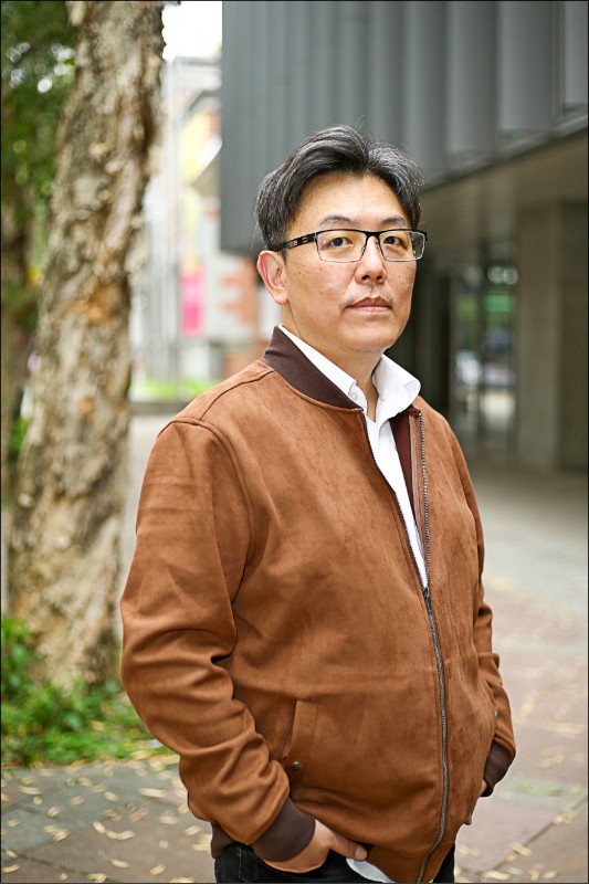 放下如日中天事業！大學教授「返鄉照顧失智父9年」　「我離世界越來越遠」長文告白最後看到哭