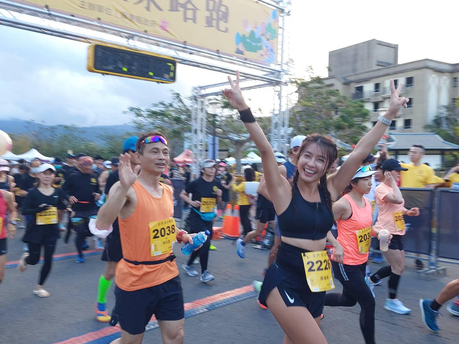 跑馬拉松出意外！42歲女星開心出賽「突然不能動了」心率飆至180　笑不出來「醫護人員衝上前」結果曝光