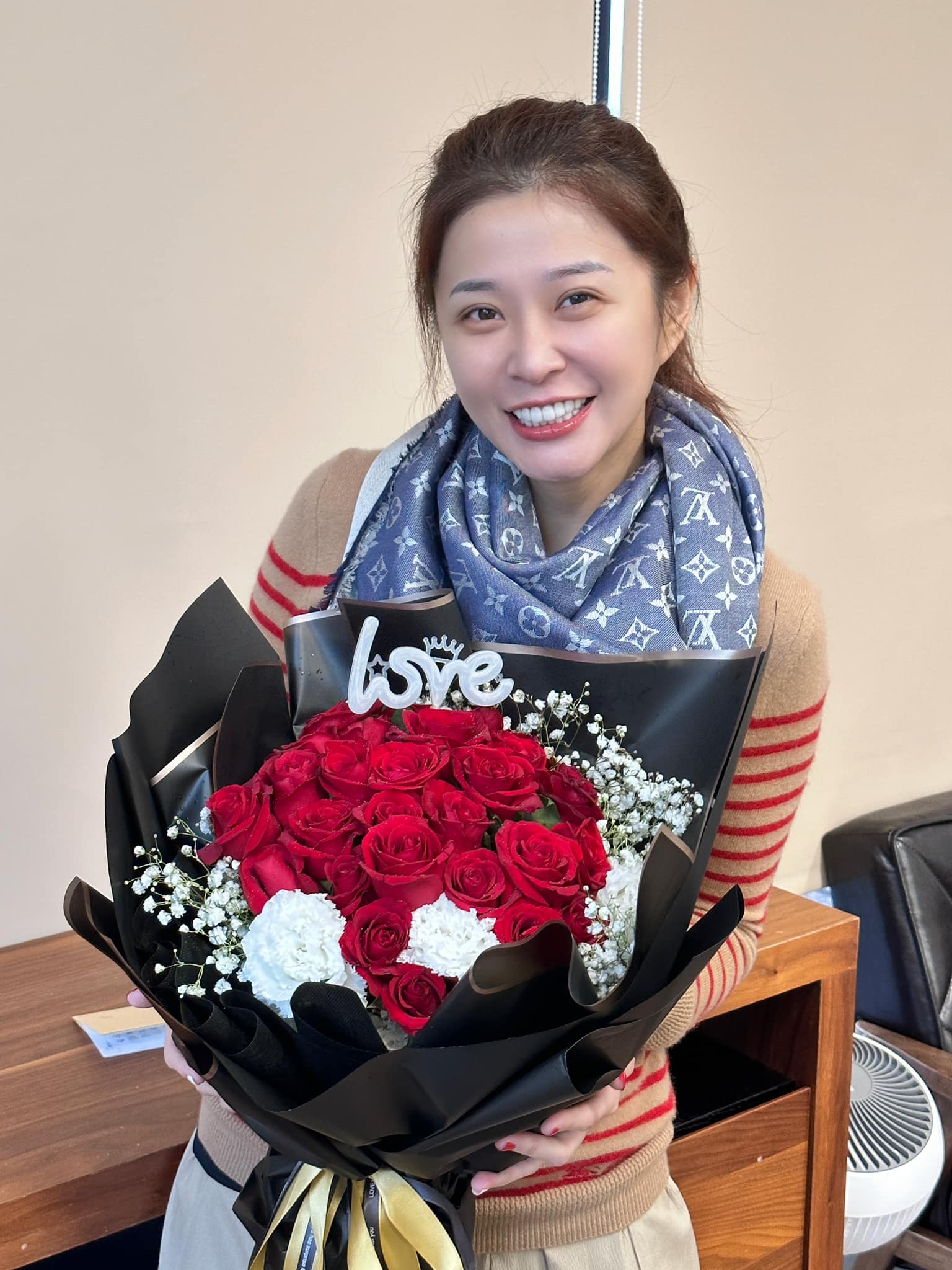 感情空窗4年！李燕「突手捧玫瑰」甜笑放閃　興奮喊「開始喜歡情人節了」網嗨翻祝福