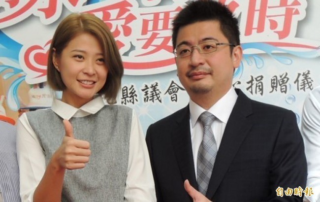 感情空窗4年！李燕「突手捧玫瑰」甜笑放閃　興奮喊「開始喜歡情人節了」網嗨翻祝福