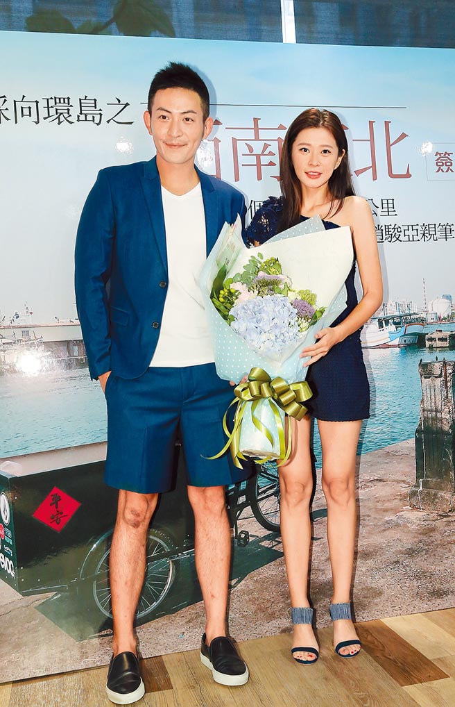 感情空窗4年！李燕「突手捧玫瑰」甜笑放閃　興奮喊「開始喜歡情人節了」網嗨翻祝福