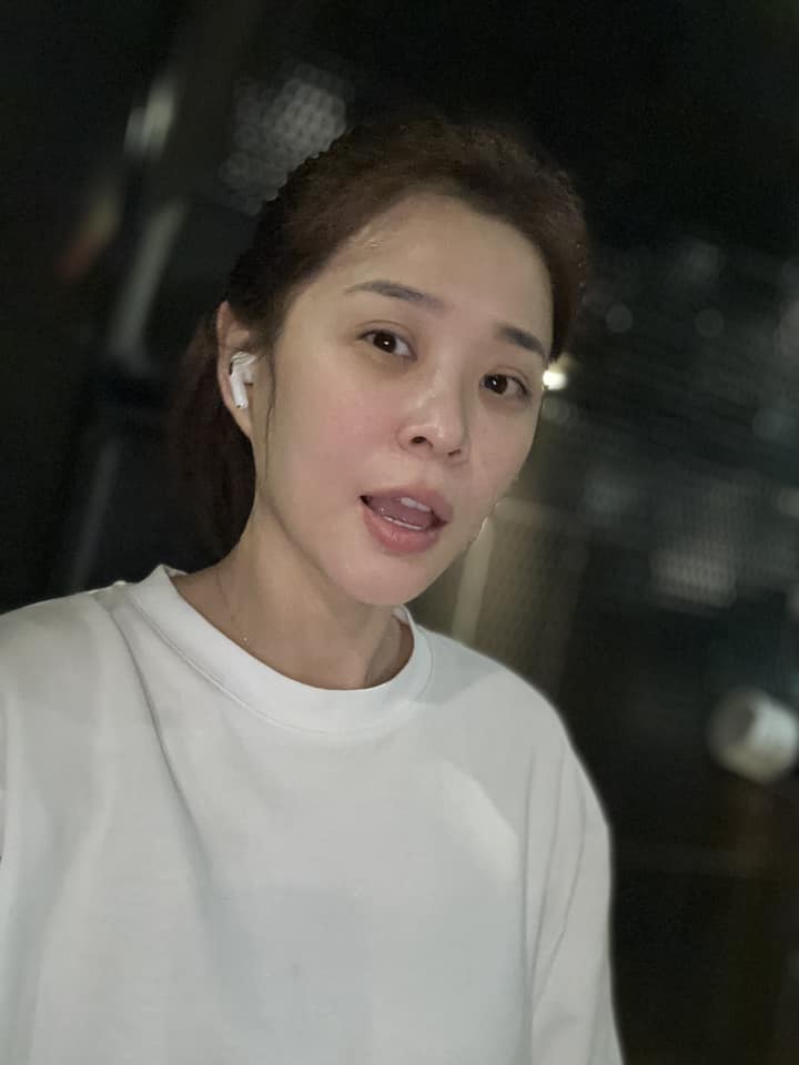感情空窗4年！李燕「突手捧玫瑰」甜笑放閃　興奮喊「開始喜歡情人節了」網嗨翻祝福