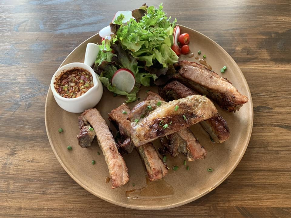 宛如水上皇宮!海島級「華麗咖啡餐廳」夜晚繁星點點 三角室內座「玻璃窗通透視野」吃飯拍照都好看