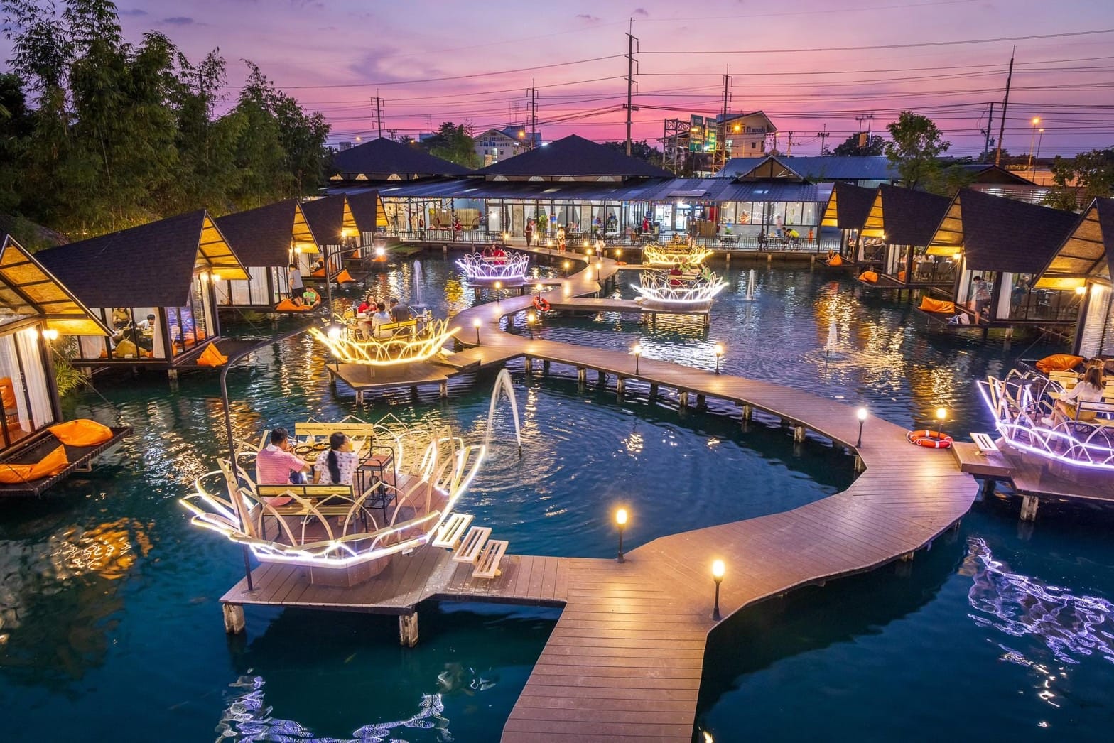 宛如水上皇宮!海島級「華麗咖啡餐廳」夜晚繁星點點 三角室內座「玻璃窗通透視野」吃飯拍照都好看