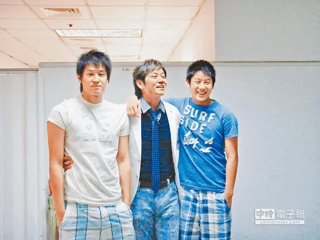 學霸小兒歸國！徐乃麟爽曝「愛子赴美跳級讀博士」學歷超驚人　「父子罕同框」嗨喊：隔10年來探班