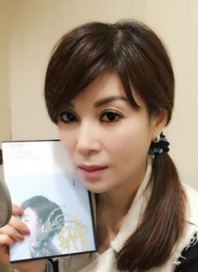 怪病纏身多年！57歲台語歌后「突然鬆口想引退」　飽受折磨「搥牆想要尋死」：醫生也無解