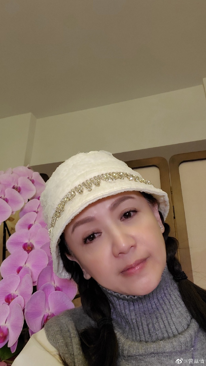 曾3分3合！57歲女星「突曬影帝合照」自爆：他是我初戀　遭網罵「男方早有家室」失言非第一次