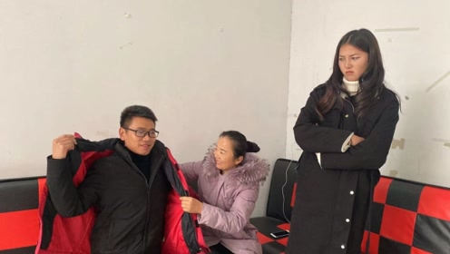 多了個幫兇！丈母娘「處處維護我」老婆狂吃醋：誰是親生的？直到她回家「我打開冰箱」瞬間淚崩