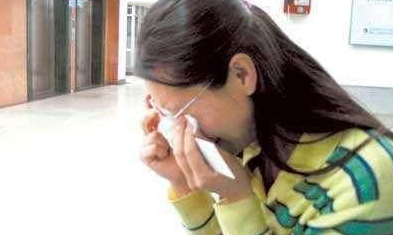 丈夫臨死前！逼著妻子「守寡3年」　3年後銀行「發來簡訊」妻子崩潰哭了