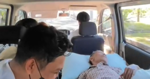 癌父4個月都困在家！孝女心疼「砸錢買救護車」設備一應俱全　載他到處兜風「餐桌一拉開」爸爸興奮像小孩