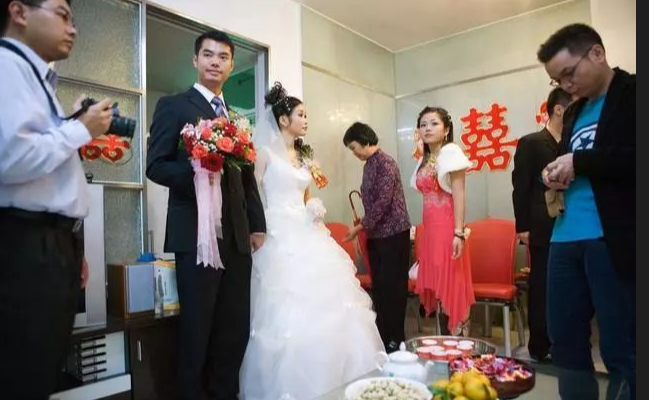 老公意外去世「我拿500萬幫他還債」！5年後參加同事婚禮　「新郎轉過身」我當場失控尖叫