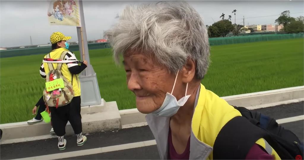 88歲徒步遶境還願！高齡嬤虔誠謝「白沙屯媽祖連救母子3次」見證神蹟　真心獲庇佑「連9年走完全程」聖母慈悲