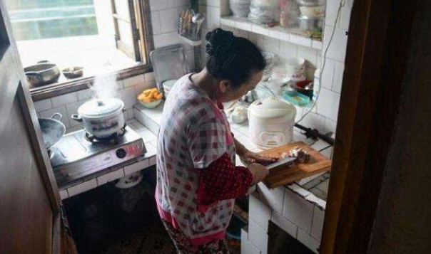 母親失禁！請保姆後「卻從未尿過褲子」　女兒起疑「裝監控一瞧」懵了