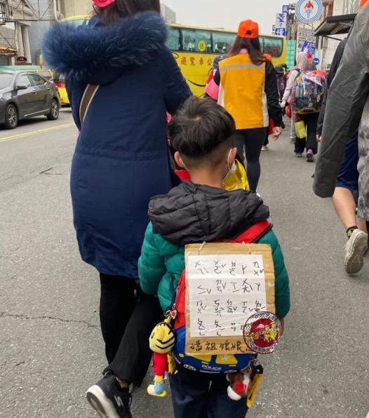 白沙屯媽祖進香感人瞬間！小男童手寫注音祈願「阿祖快醒來」 信徒見證孝心淚崩