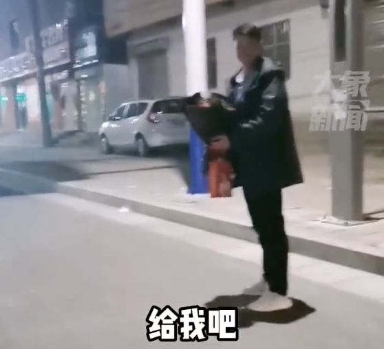 情人節告白失敗！帥哥落寞抱花「被單親媽攔截」：她不收給我　2年後「結局超浪漫」網喊是緣分