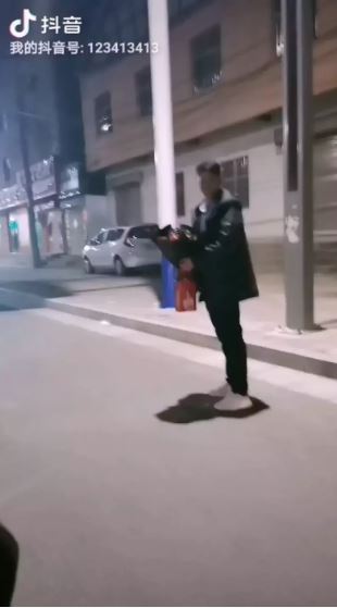 情人節告白失敗！帥哥落寞抱花「被單親媽攔截」：她不收給我　2年後「結局超浪漫」網喊是緣分