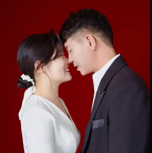 情人節告白失敗！帥哥落寞抱花「被單親媽攔截」：她不收給我　2年後「結局超浪漫」網喊是緣分
