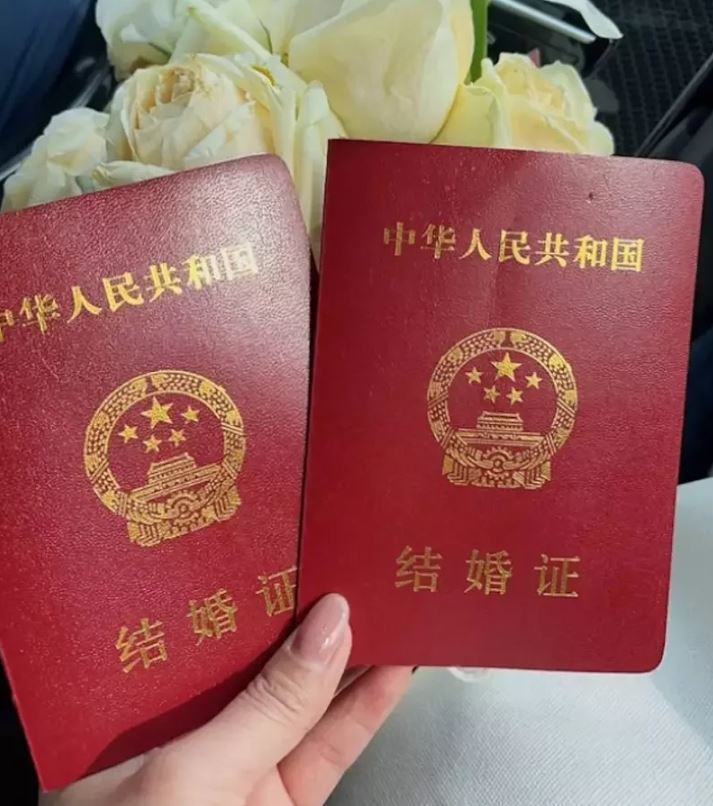 情人節告白失敗！帥哥落寞抱花「被單親媽攔截」：她不收給我　2年後「結局超浪漫」網喊是緣分
