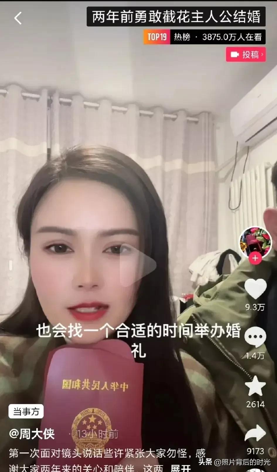 情人節告白失敗！帥哥落寞抱花「被單親媽攔截」：她不收給我　2年後「結局超浪漫」網喊是緣分
