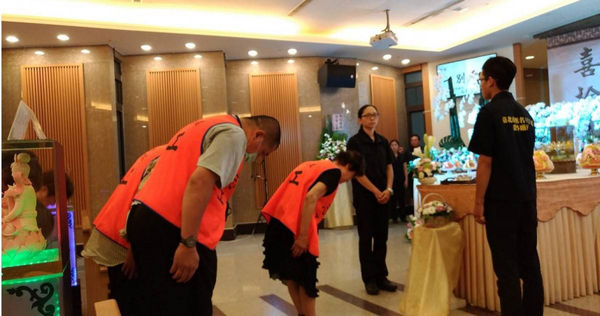 最熟悉的陌生人！相戀10年女友病逝「卡在1關鍵」無法操辦後事　眼睜睜看「無親友告別式舉行」悲痛欲絕