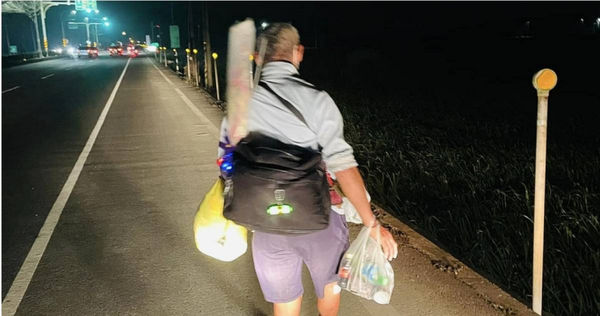 最後歸隊的香燈腳！跛腳伯紗布纏繞「孤身蹣跚走夜路」25年沒缺席　貨車司機「暖心1舉動」網全看哭