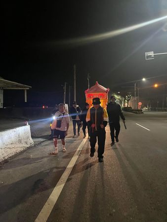 最後歸隊的香燈腳！跛腳伯紗布纏繞「孤身蹣跚走夜路」25年沒缺席　貨車司機「暖心1舉動」網全看哭