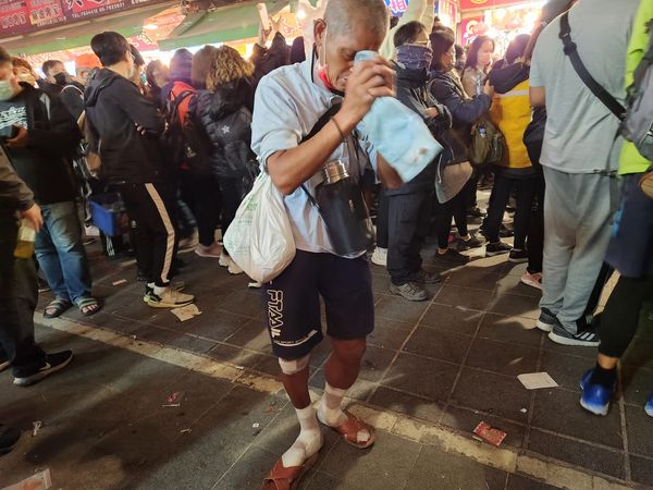最後歸隊的香燈腳！跛腳伯紗布纏繞「孤身蹣跚走夜路」25年沒缺席　貨車司機「暖心1舉動」網全看哭