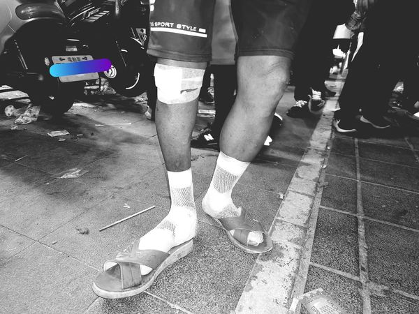 最後歸隊的香燈腳！跛腳伯紗布纏繞「孤身蹣跚走夜路」25年沒缺席　貨車司機「暖心1舉動」網全看哭