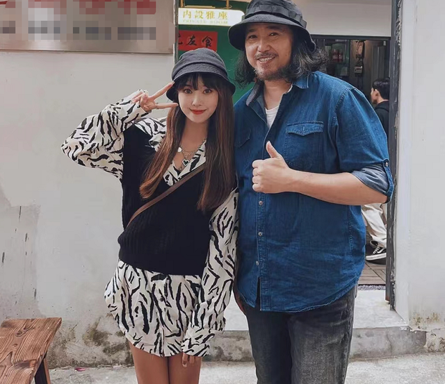 連續工作50小時！綠葉男星「急籌女兒醫藥費」累到病倒　「被目擊站櫃沖奶茶」近況全網驚訝