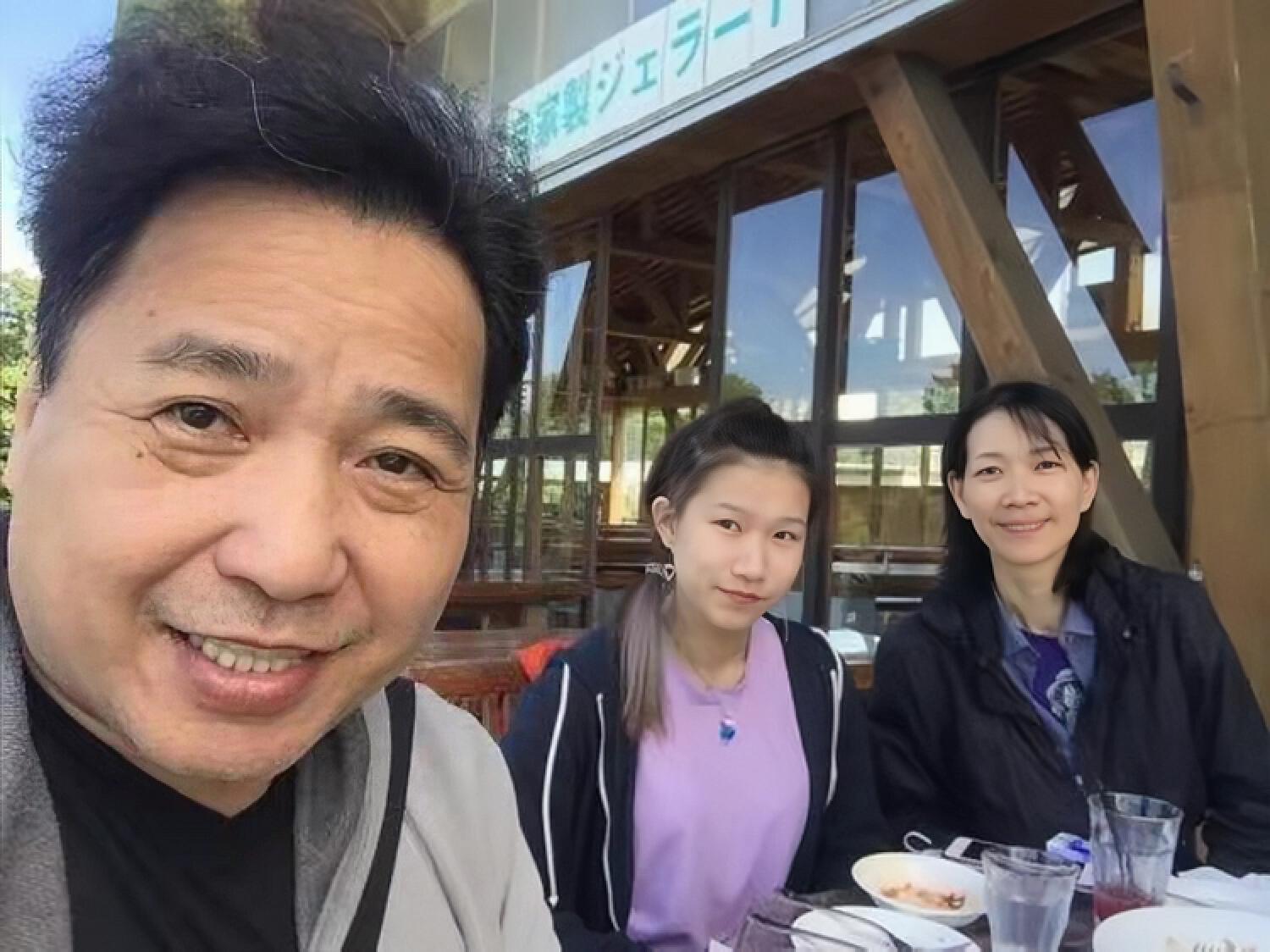 連續工作50小時！綠葉男星「急籌女兒醫藥費」累到病倒　「被目擊站櫃沖奶茶」近況全網驚訝