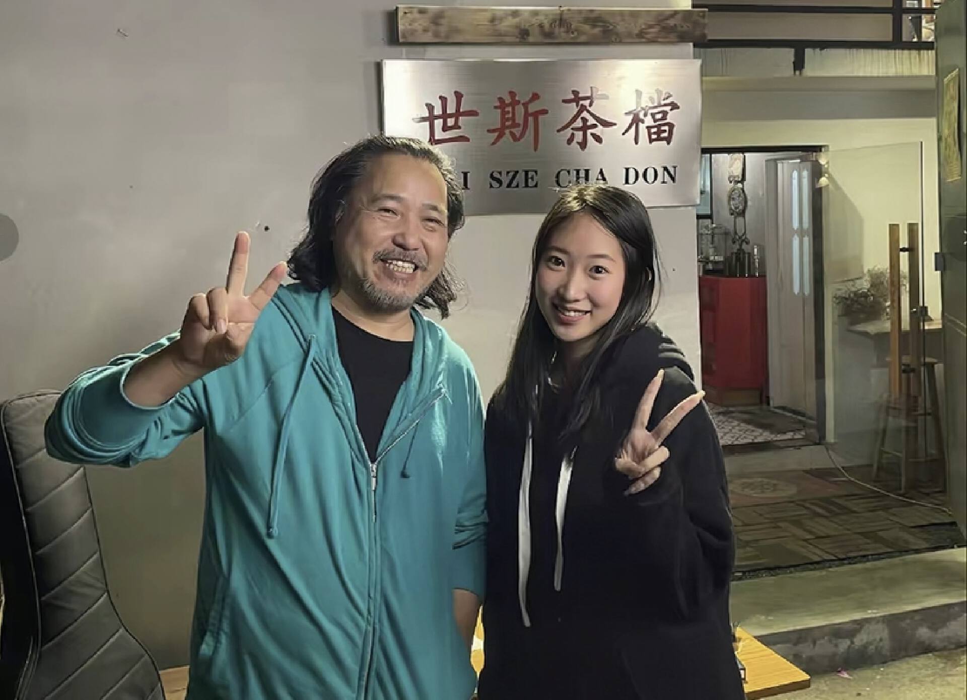 連續工作50小時！綠葉男星「急籌女兒醫藥費」累到病倒　「被目擊站櫃沖奶茶」近況全網驚訝