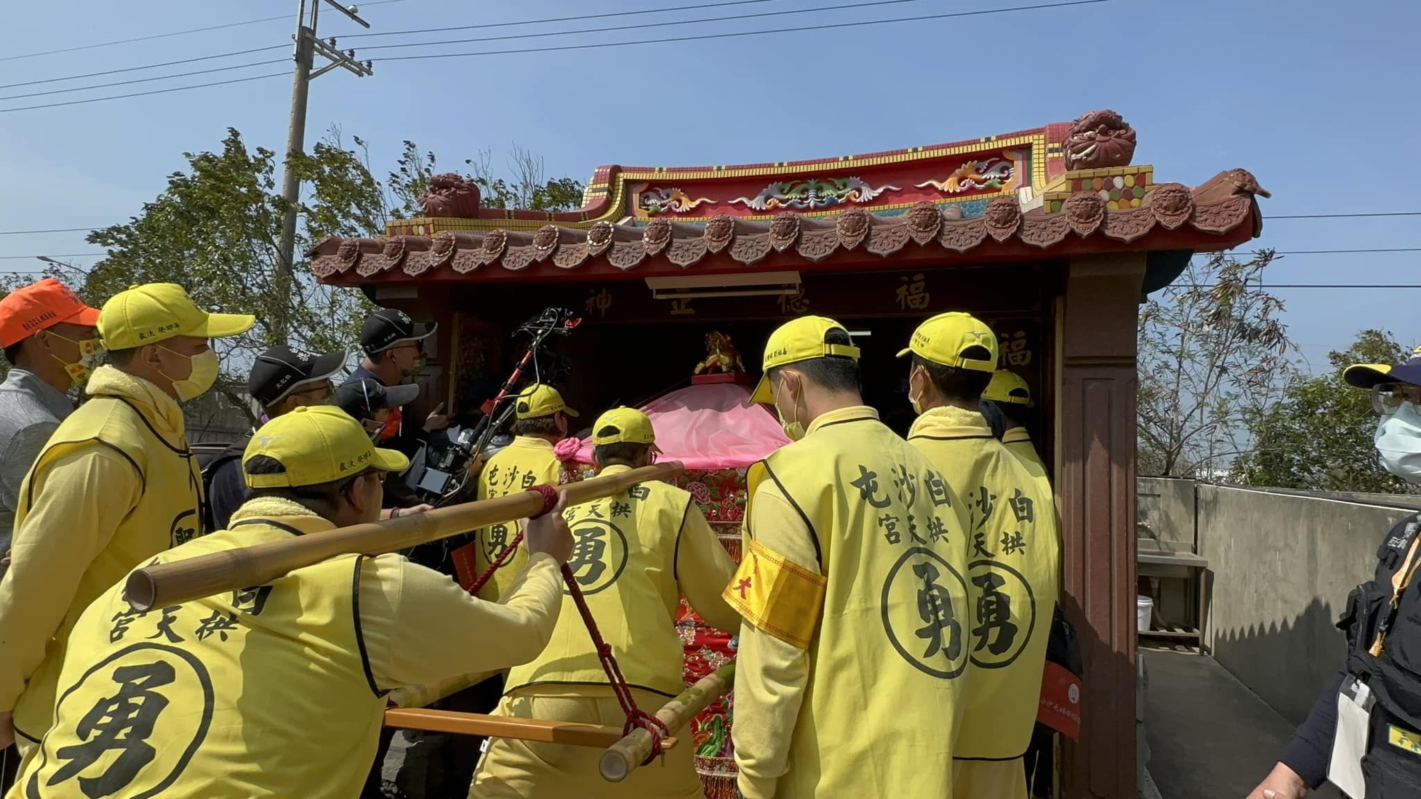 聽到土地公的請求！白沙屯媽祖「鑿轎突衝土地公廟」　「過程僅花1分鐘」信眾驚呆：絕非人為