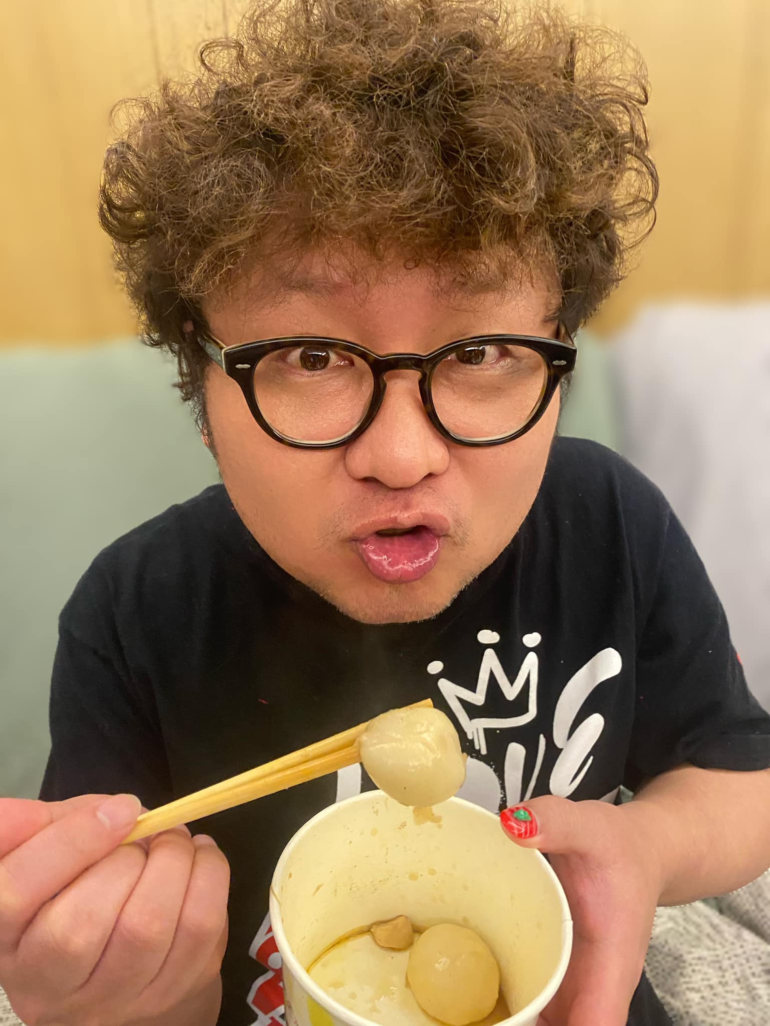 女大十八變！54歲女星公開「國中青澀舊照」引熱議　網驚訝「長得超像納豆」集體笑翻：哪來的校工～