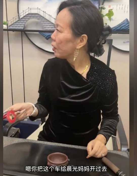 不顧家人反對!22歲鮮肉「甜娶41歲阿姨」計畫生寶寶 網揪真相狂酸「根本吃軟飯+騙流量」他反擊了