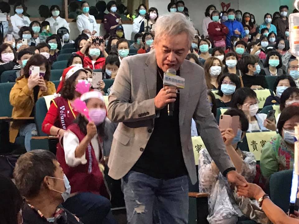 連2年零工作！康康「靠高人指點」早成隱形富豪　坐擁5間房「全家衣食無缺」曝財產已分配好
