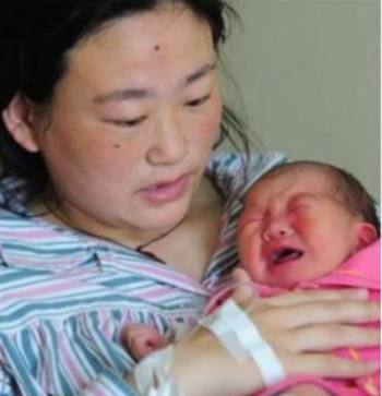我坐月子！婆婆不幫忙帶孩子「天天去鄰居家打麻將」　有次忘帶手機我給她送「一推開門我哭了」