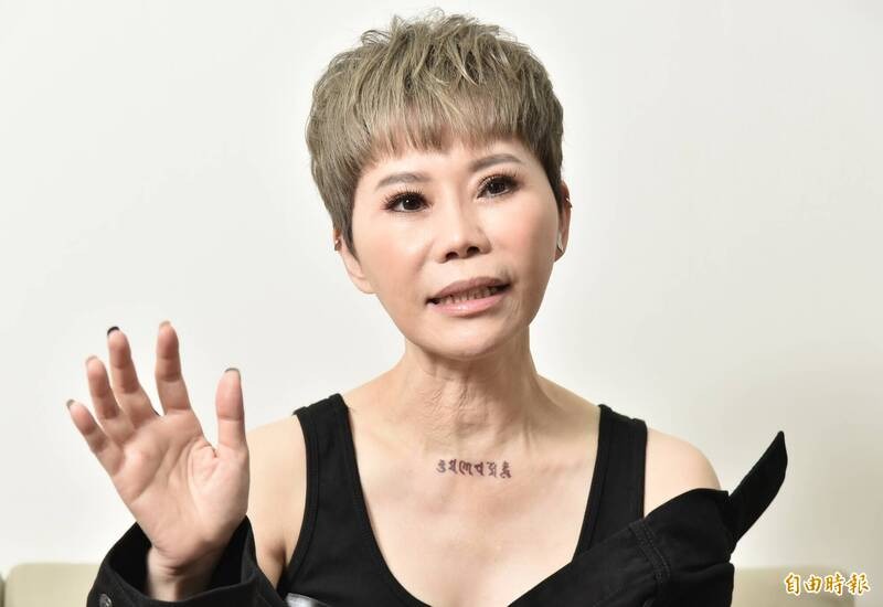 被告知時間剩不多了！55歲台語天后「抱病追白沙屯媽祖」年年不缺席　雙手合十「誠心祈願畫面曝光」感動信徒