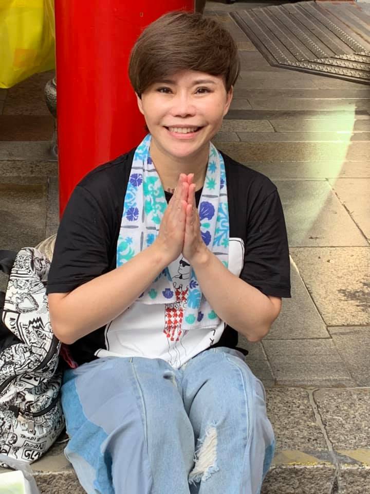 被告知時間剩不多了！55歲台語天后「抱病追白沙屯媽祖」年年不缺席　雙手合十「誠心祈願畫面曝光」感動信徒