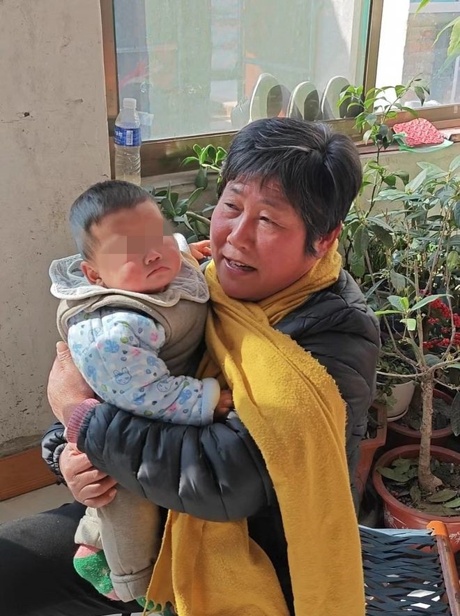 年輕女生5胞胎！沒買房窩娘家「一家9口靠老父養」　老公不上班無奈喊「孩子太常生病」
