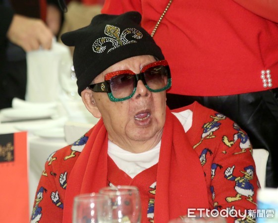 患帕金森氏症！82歲秀場天王「自爆憂鬱想不開」老淚縱橫　養子不聞問「賣掉四間房」啃老本苦撐