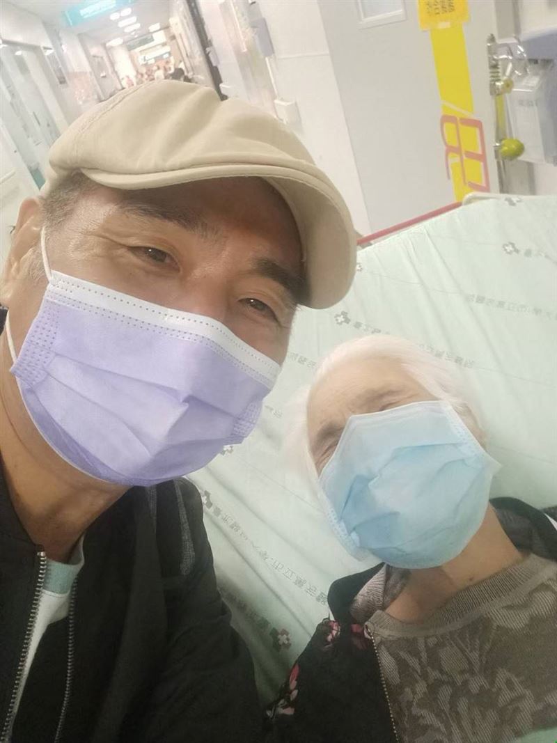 失智母離世！類戲劇男星「挨母賞耳光不閃躲」藏感人原因　媽媽奇蹟多活2年「已經很感激了」