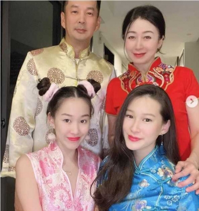 甘願當媽隱退！類戲劇女星移居加拿大「55歲熟女模樣曝」網嗨喊好美　同框2愛女「凍齡宛如姊妹」