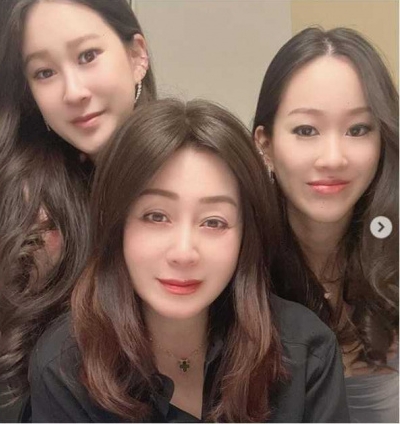 甘願當媽隱退！類戲劇女星移居加拿大「55歲熟女模樣曝」網嗨喊好美　同框2愛女「凍齡宛如姊妹」